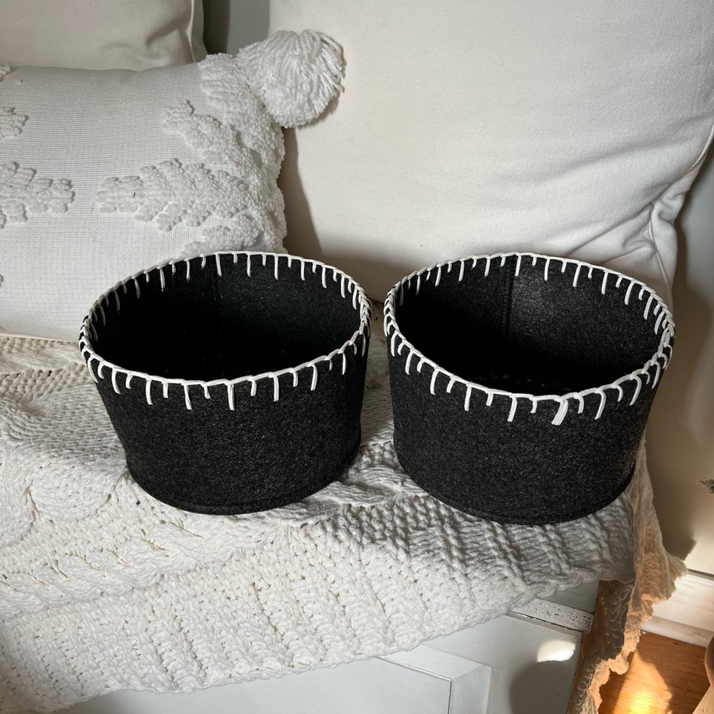 2 soft felt baskets. Great for small xmas tree. 
( tree not included)
Gray/White